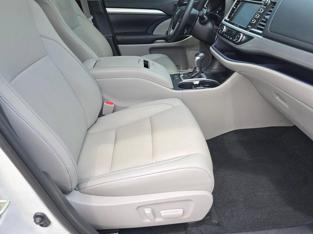 Used 2019 Toyota Highlander XLE AWD/4WD image 31
