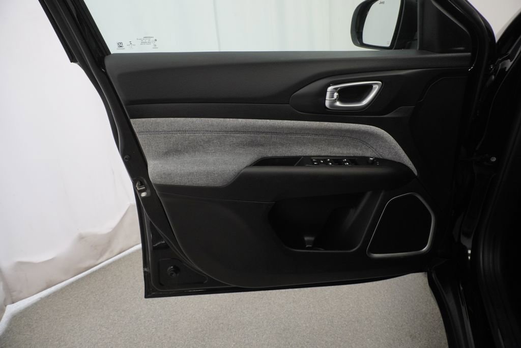 Certified 2023 Jeep Compass Latitude image 39