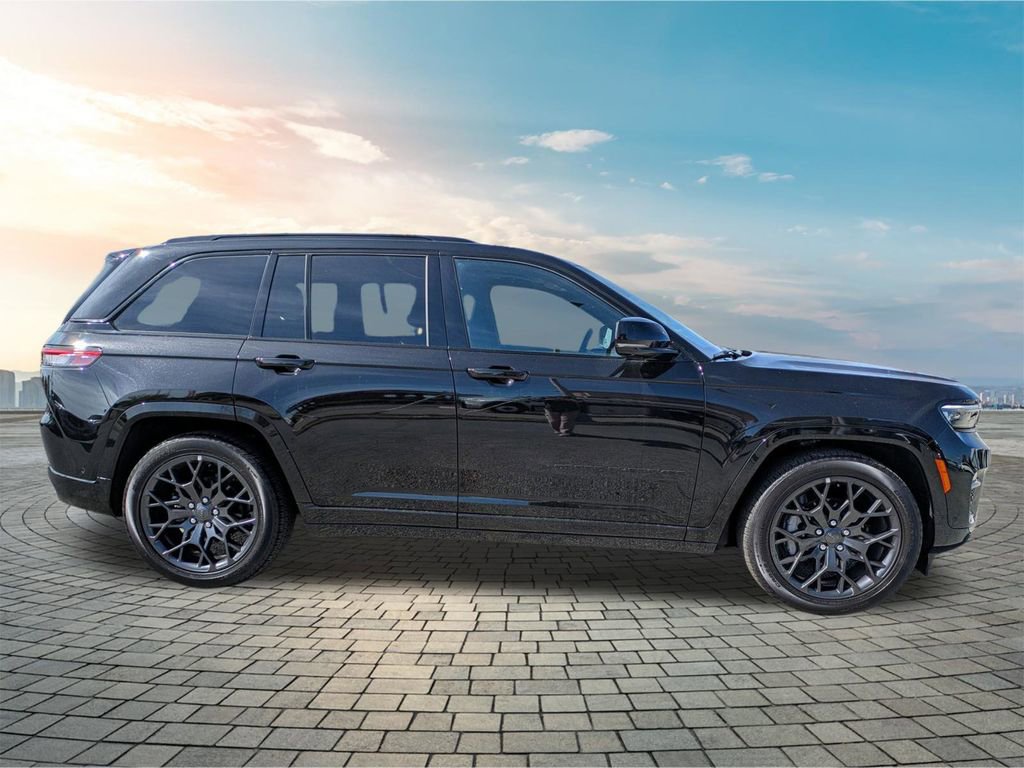 Used 2025 Jeep Grand Cherokee Summit AWD/4WD image 4