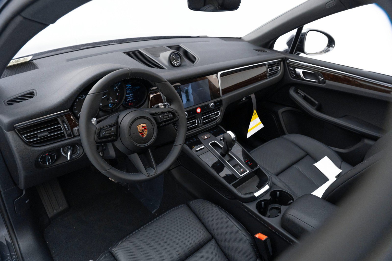 Certified 2025 Porsche Macan image 4