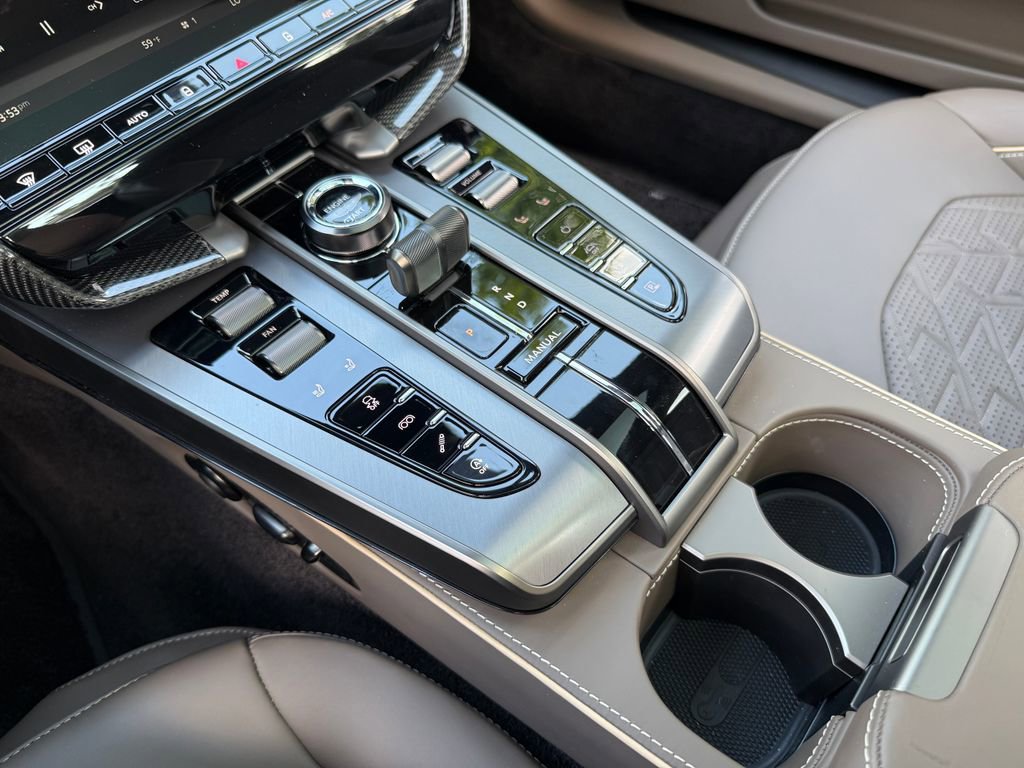 New 2025 Aston Martin Vanquish image 39