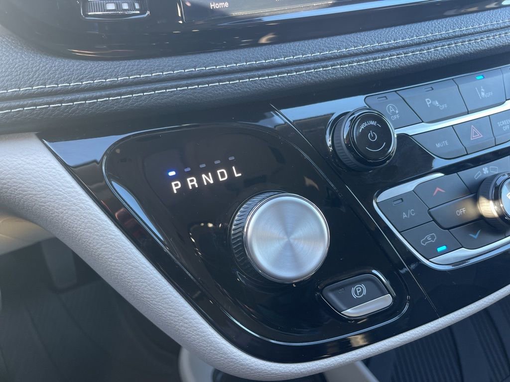 Used 2023 Chrysler Pacifica Touring-L image 21