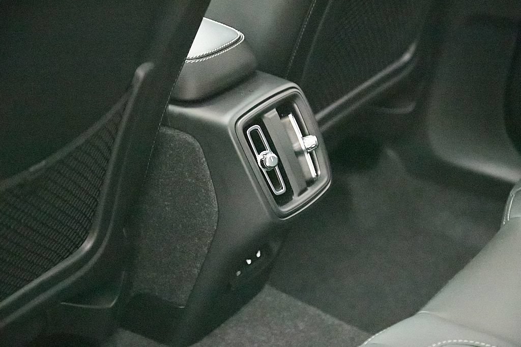 Certified 2025 Volvo XC40 B5 Ultra AWD/4WD image 23