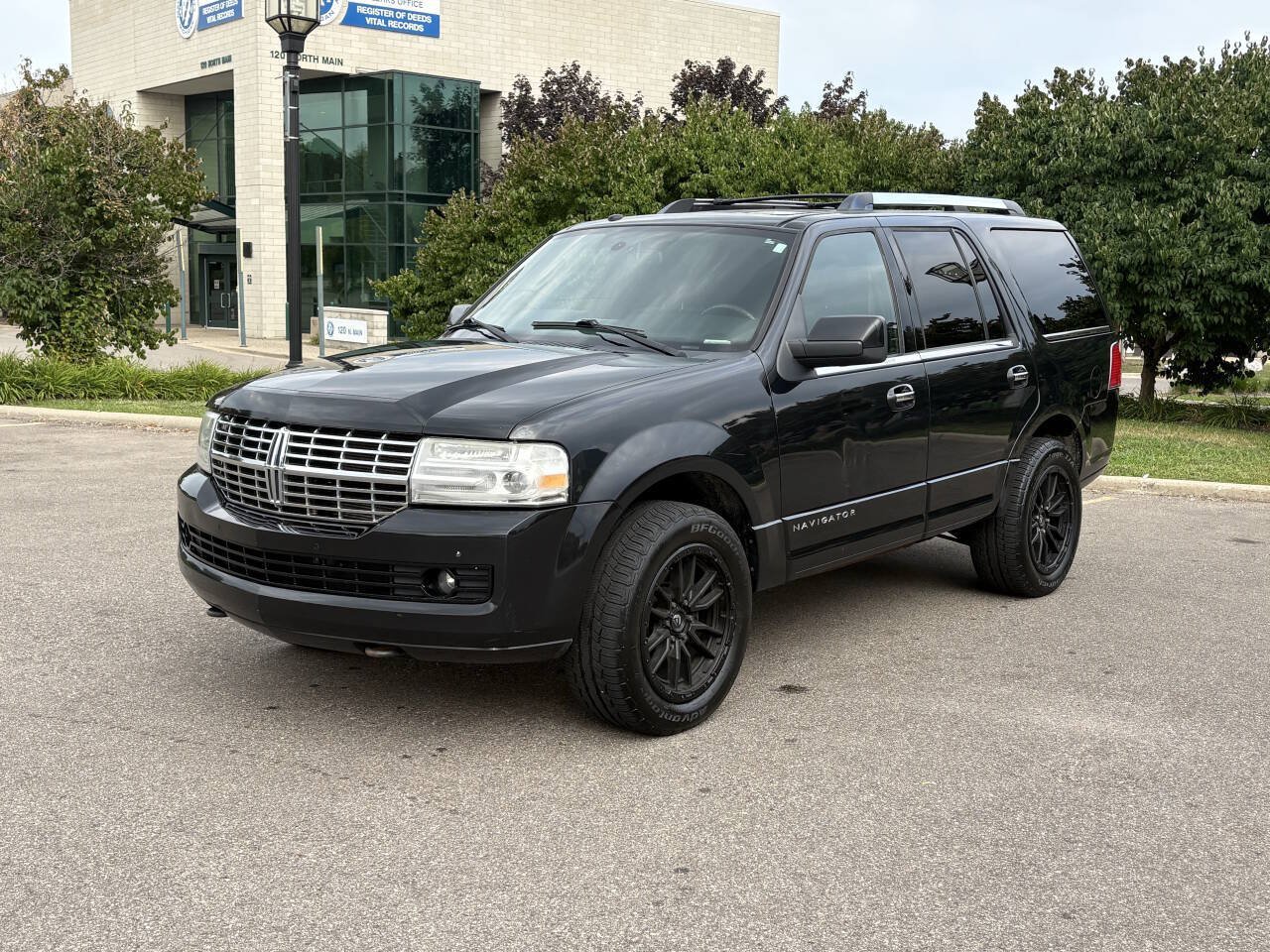 Used 2010 Lincoln Navigator 4WD image 2