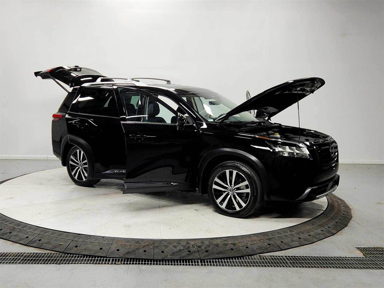 Used 2024 Nissan Pathfinder Platinum w/ Lighting Package (N93) image 9