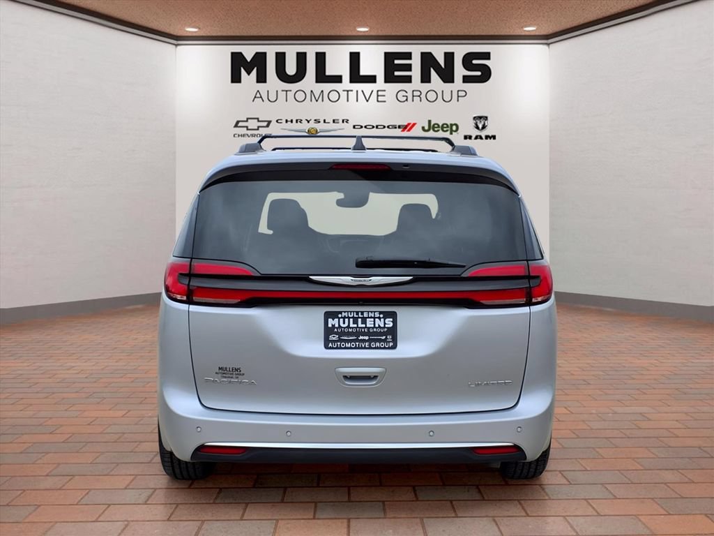 Used 2023 Chrysler Pacifica Limited FWD image 6