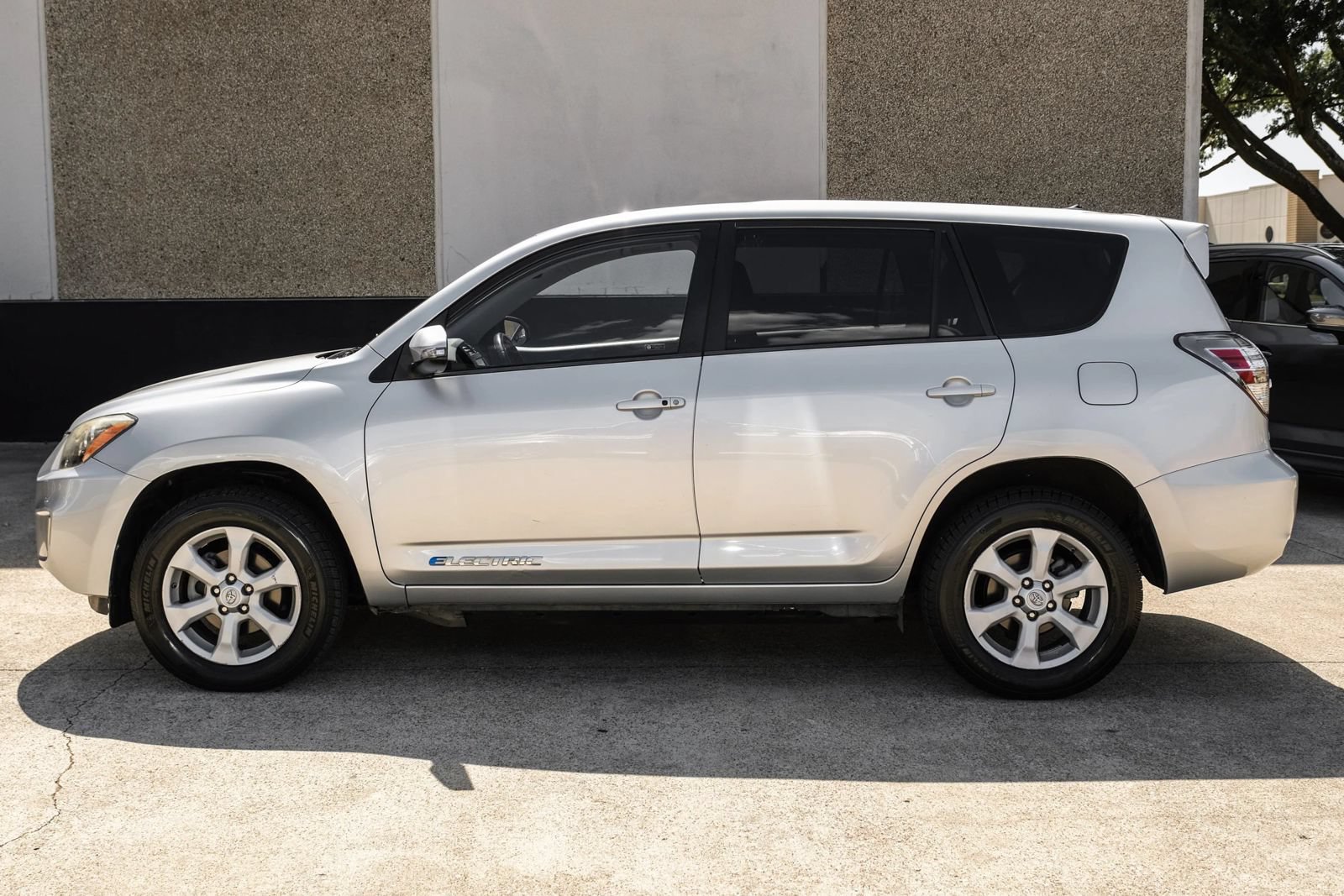 Used 2014 Toyota RAV4 EV FWD image 9