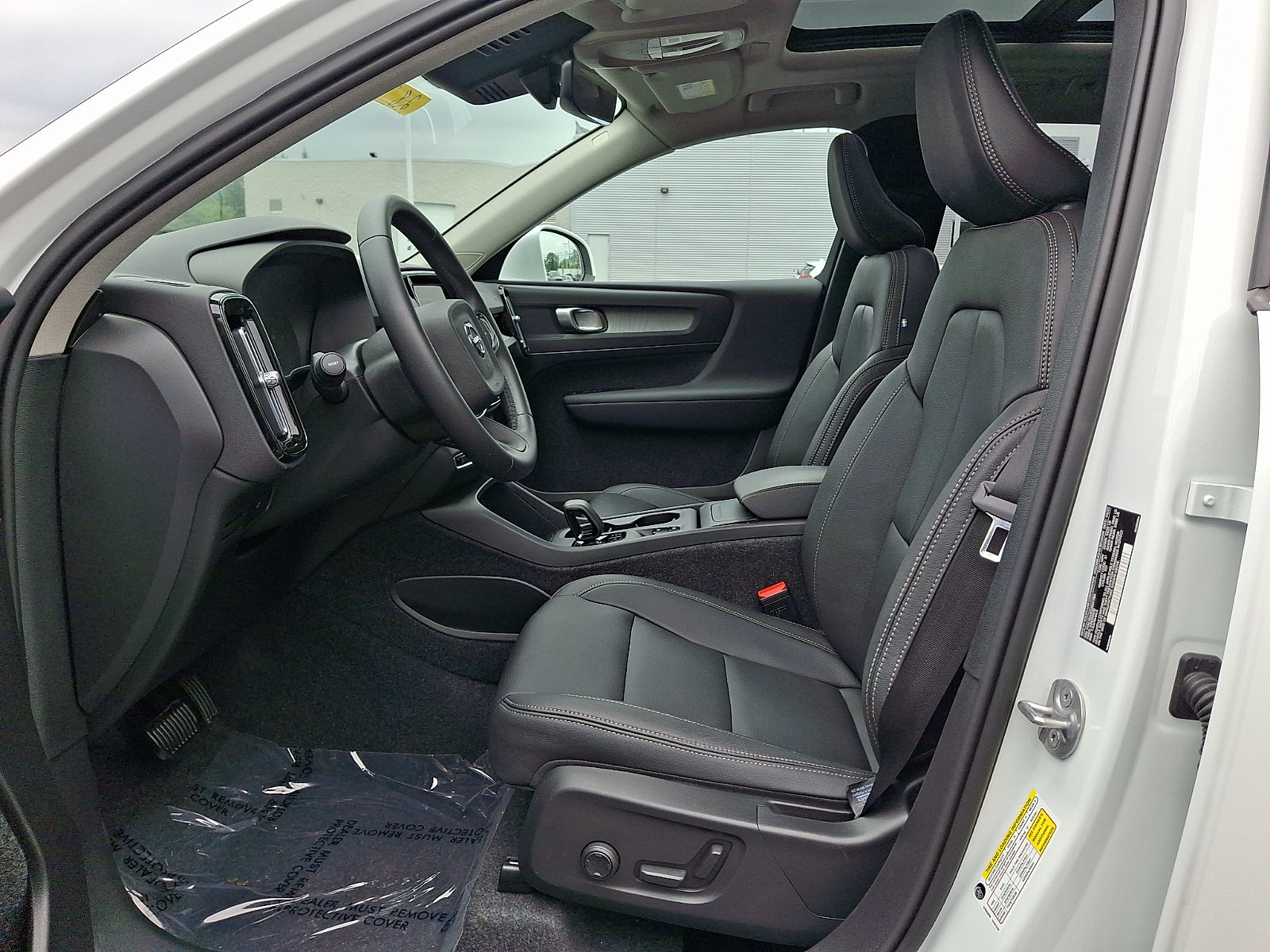 Used 2025 Volvo XC40 B5 Core w/ Protection Package Premier AWD/4WD image 13