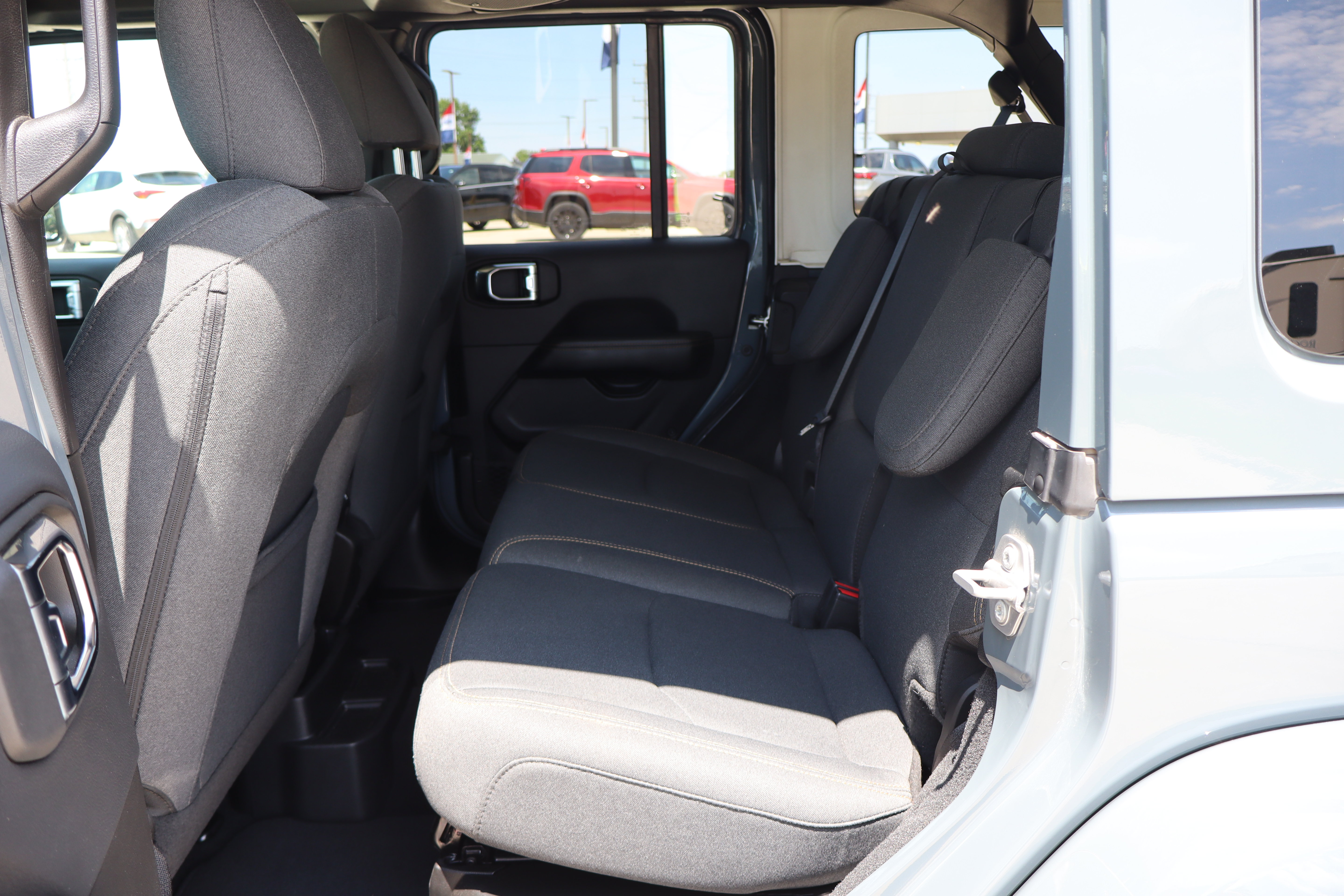 Used 2025 Jeep Wrangler Unlimited Sahara AWD/4WD image 10