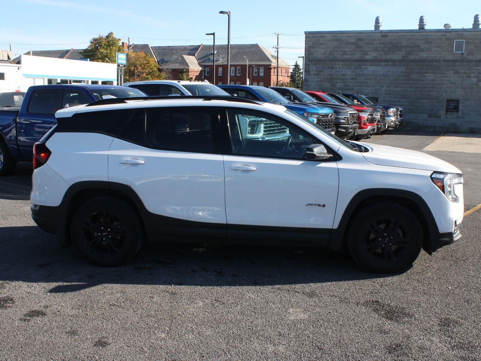 Used 2022 GMC Terrain AT4 AWD/4WD image 4