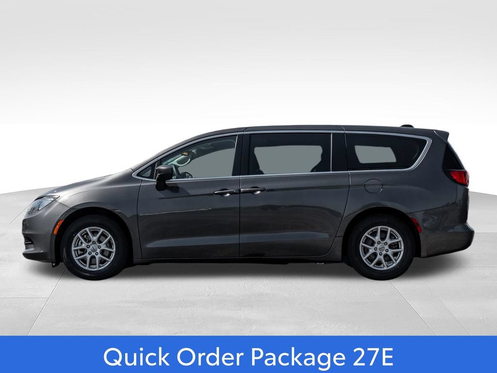 Used 2023 Chrysler Voyager LX FWD image 4