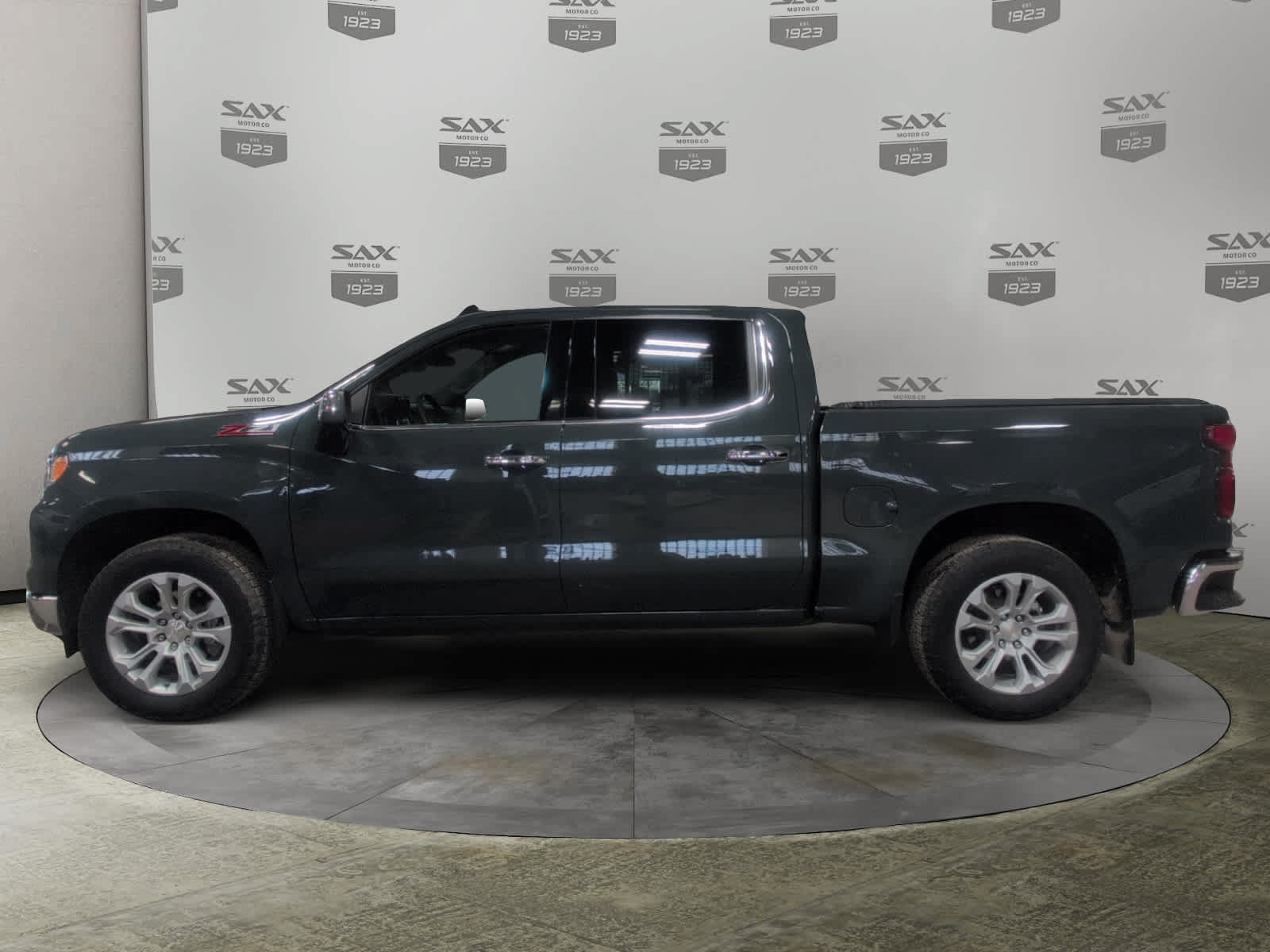 Used 2025 Chevrolet Silverado 1500 LTZ AWD/4WD image 2