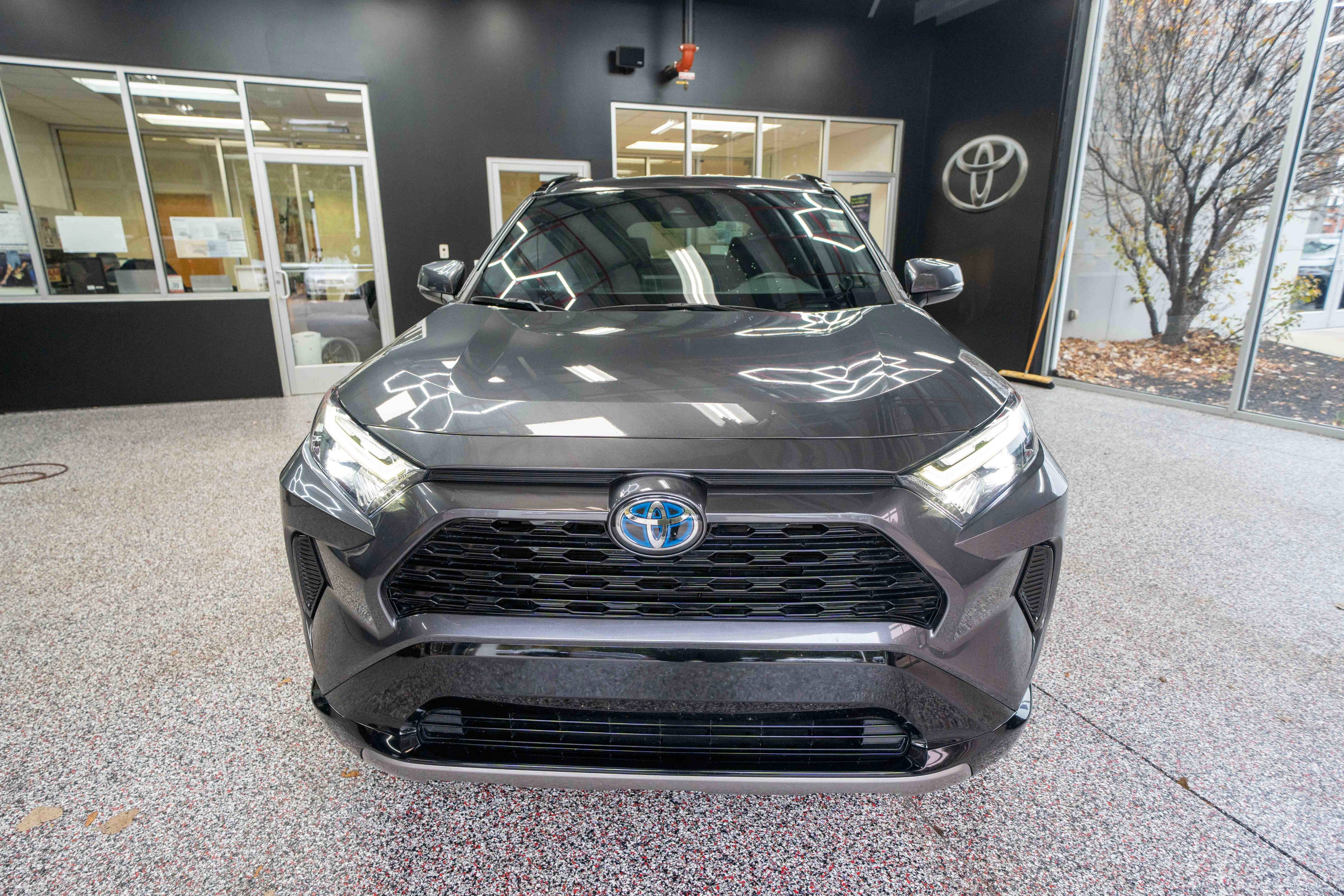 Used 2023 Toyota RAV4 SE image 6