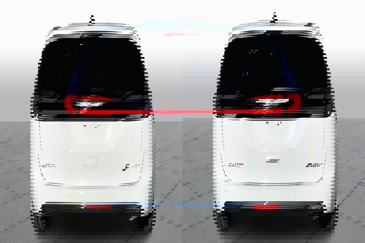 Used 2025 Chrysler Pacifica Select image 5