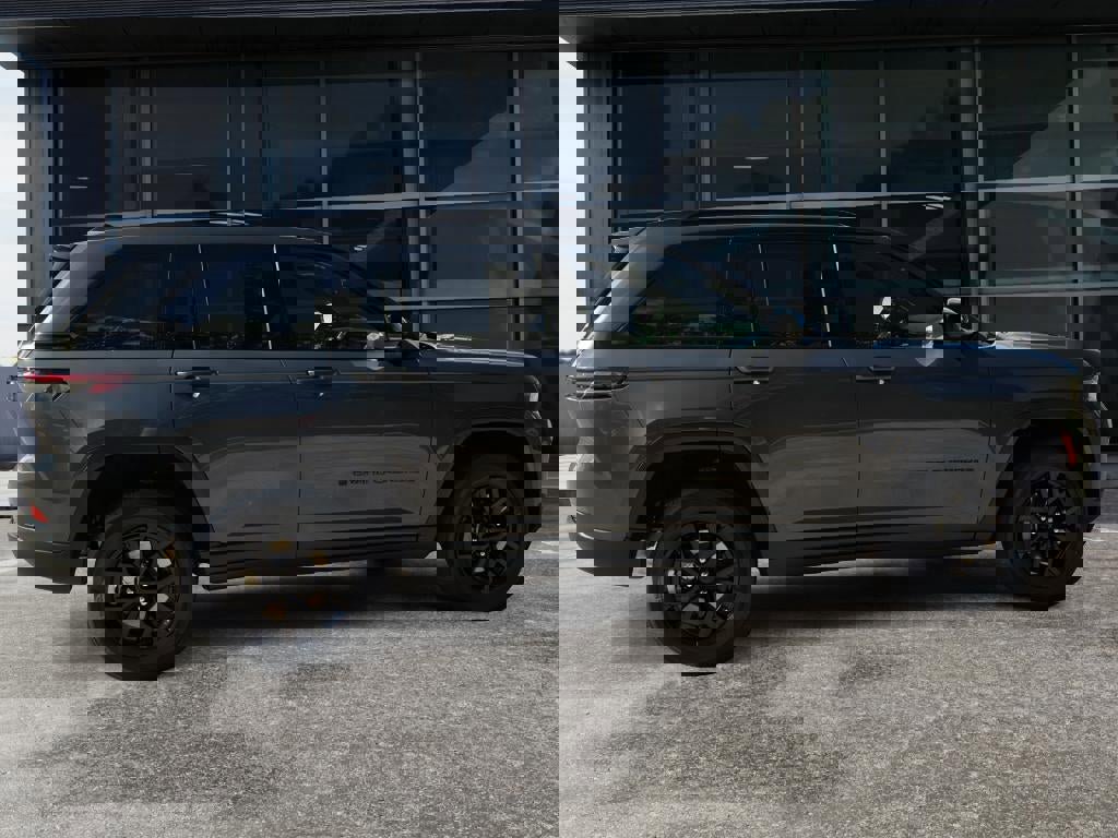 New 2025 Jeep Grand Cherokee Altitude image 8