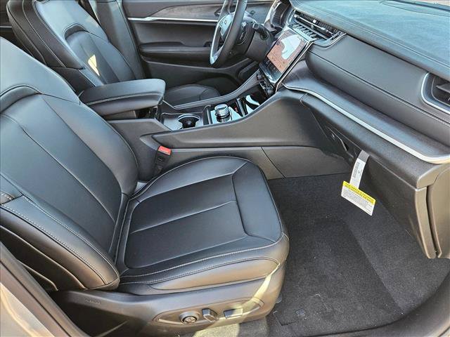 New 2025 Jeep Grand Cherokee Limited w/ Black Appearance Package RWD image 16