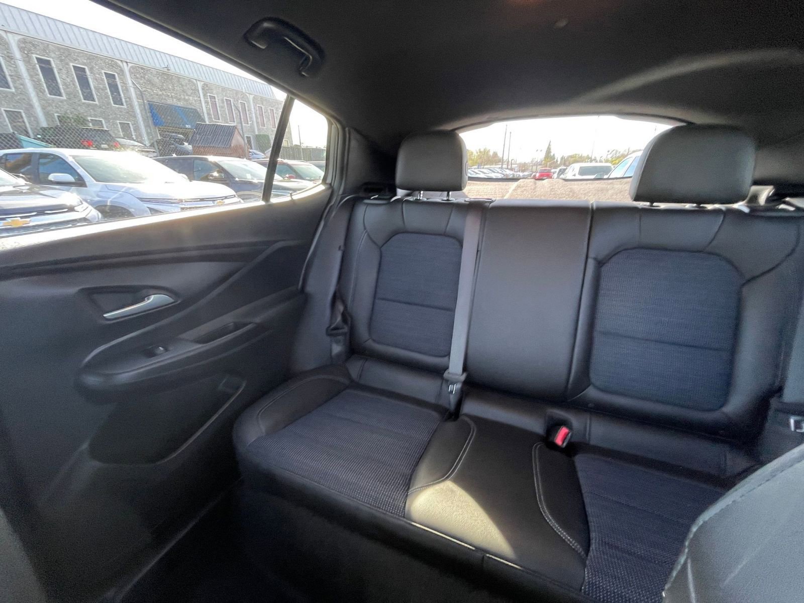 Used 2025 Buick Envista Preferred image 38