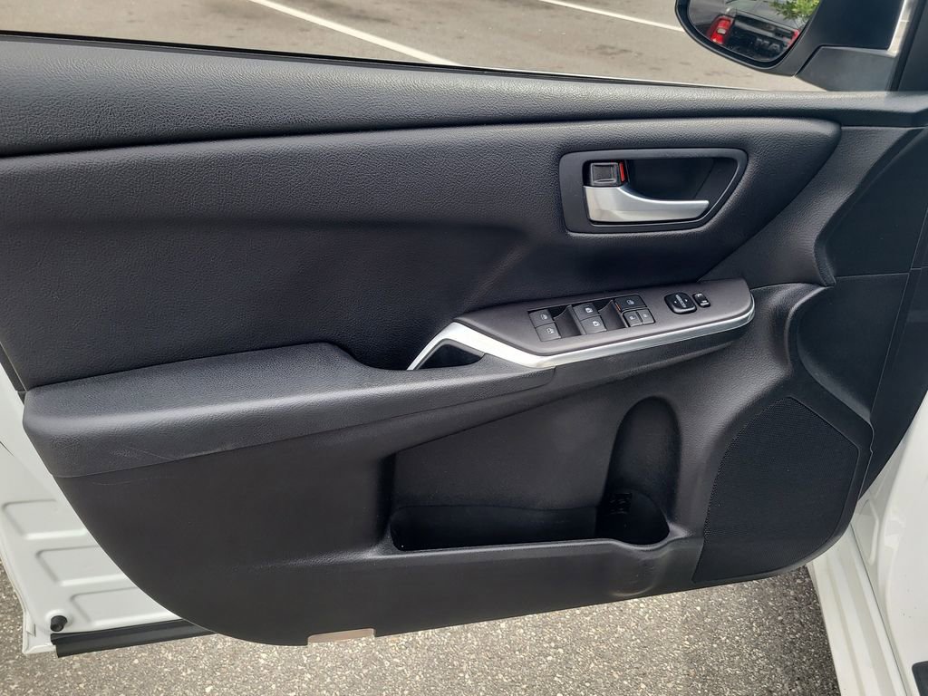 Used 2017 Toyota Camry SE FWD image 13