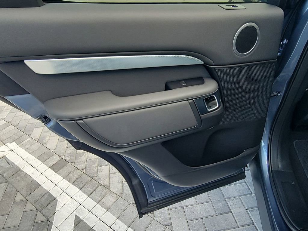 Used 2020 Land Rover Discovery Landmark image 22