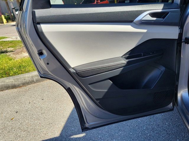 Used 2025 Volkswagen Taos SE FWD image 17