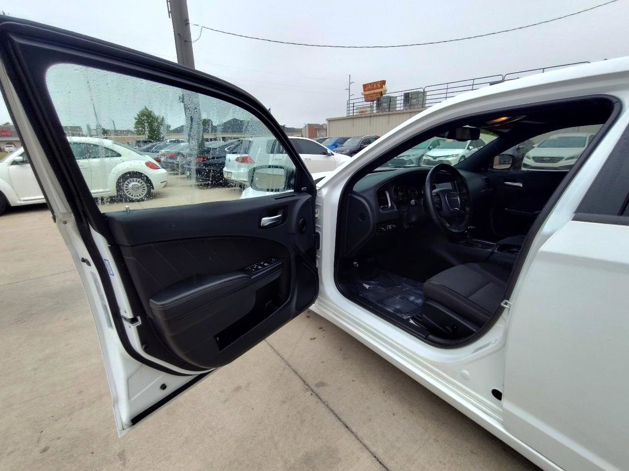 Used 2017 Dodge Charger SXT w/ Blacktop Package RWD image 13