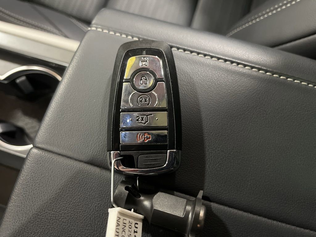 Used 2025 Lincoln Nautilus Reserve image 38
