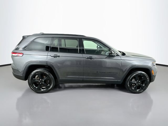 Used 2024 Jeep Grand Cherokee Altitude AWD/4WD image 4