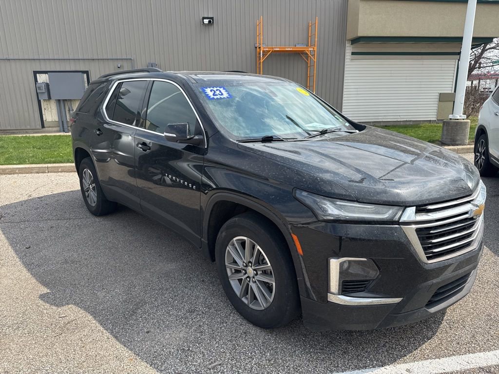 Used 2023 Chevrolet Traverse LT image 2