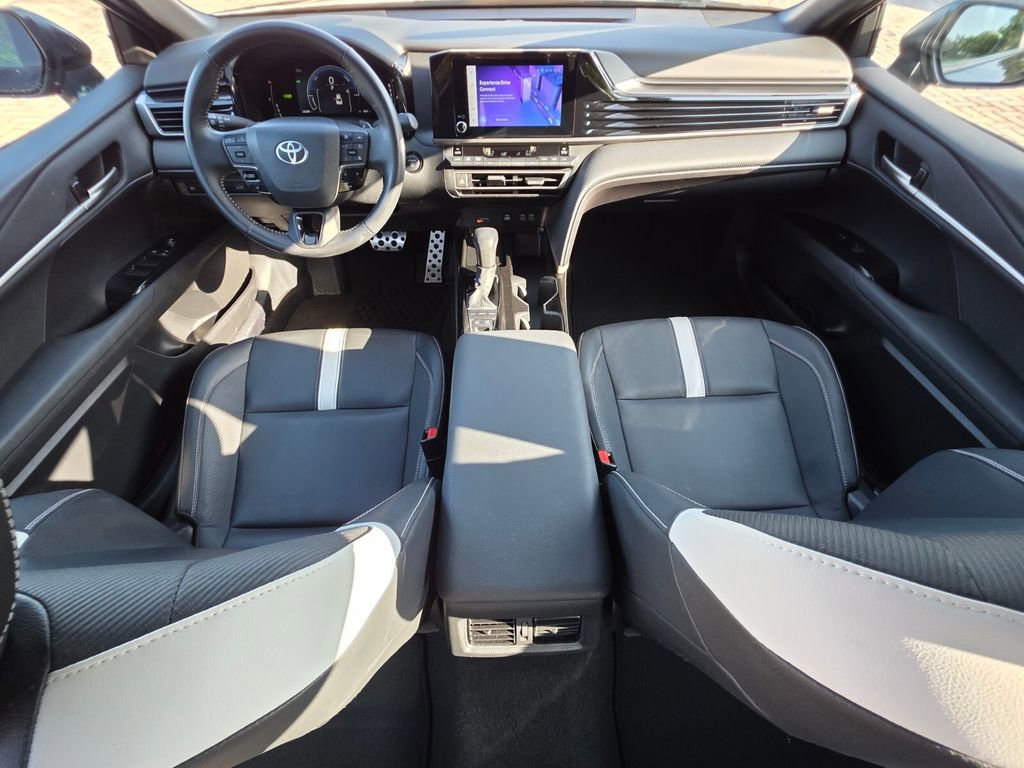 Used 2025 Toyota Camry SE w/ Convenience Package FWD image 4