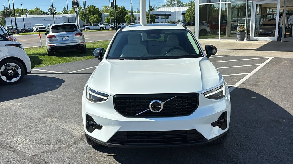 Certified 2026 Volvo XC40 B5 Plus AWD/4WD image 5