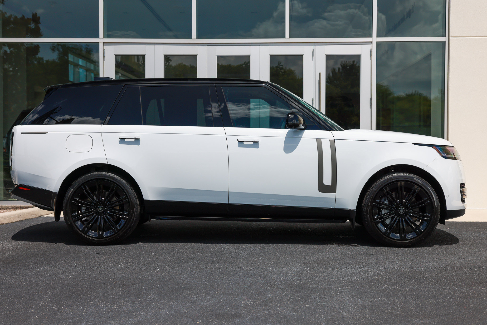 Used 2025 Land Rover Range Rover Long Wheelbase SE AWD/4WD image 15