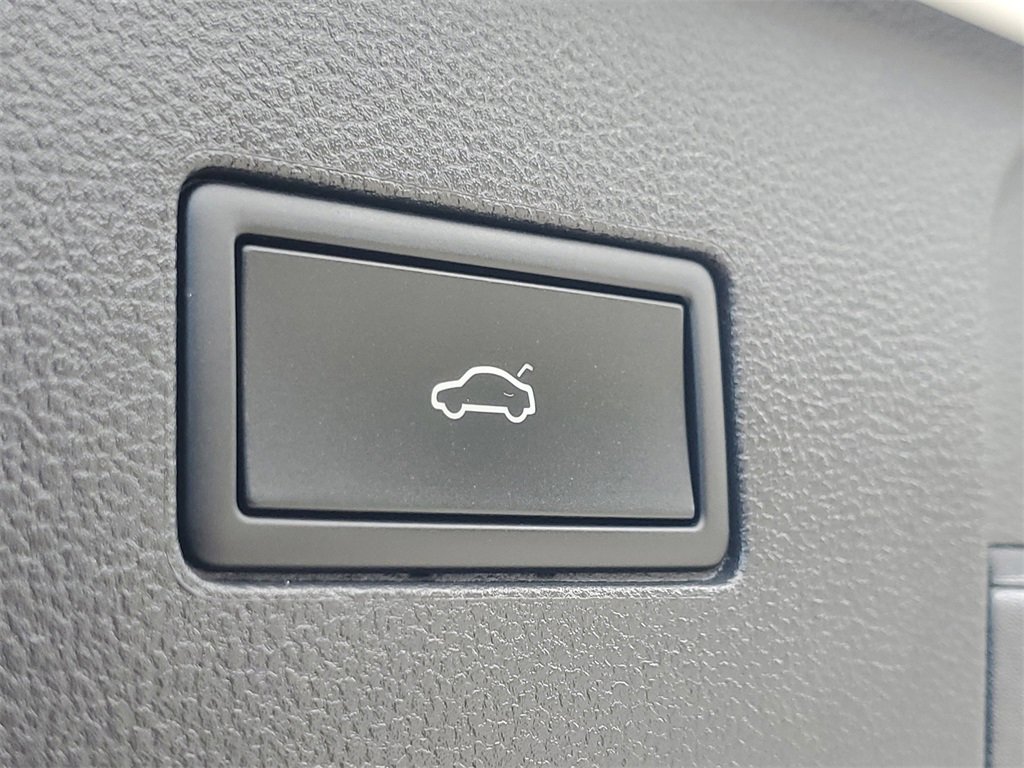 Used 2025 Volkswagen Atlas SE image 9