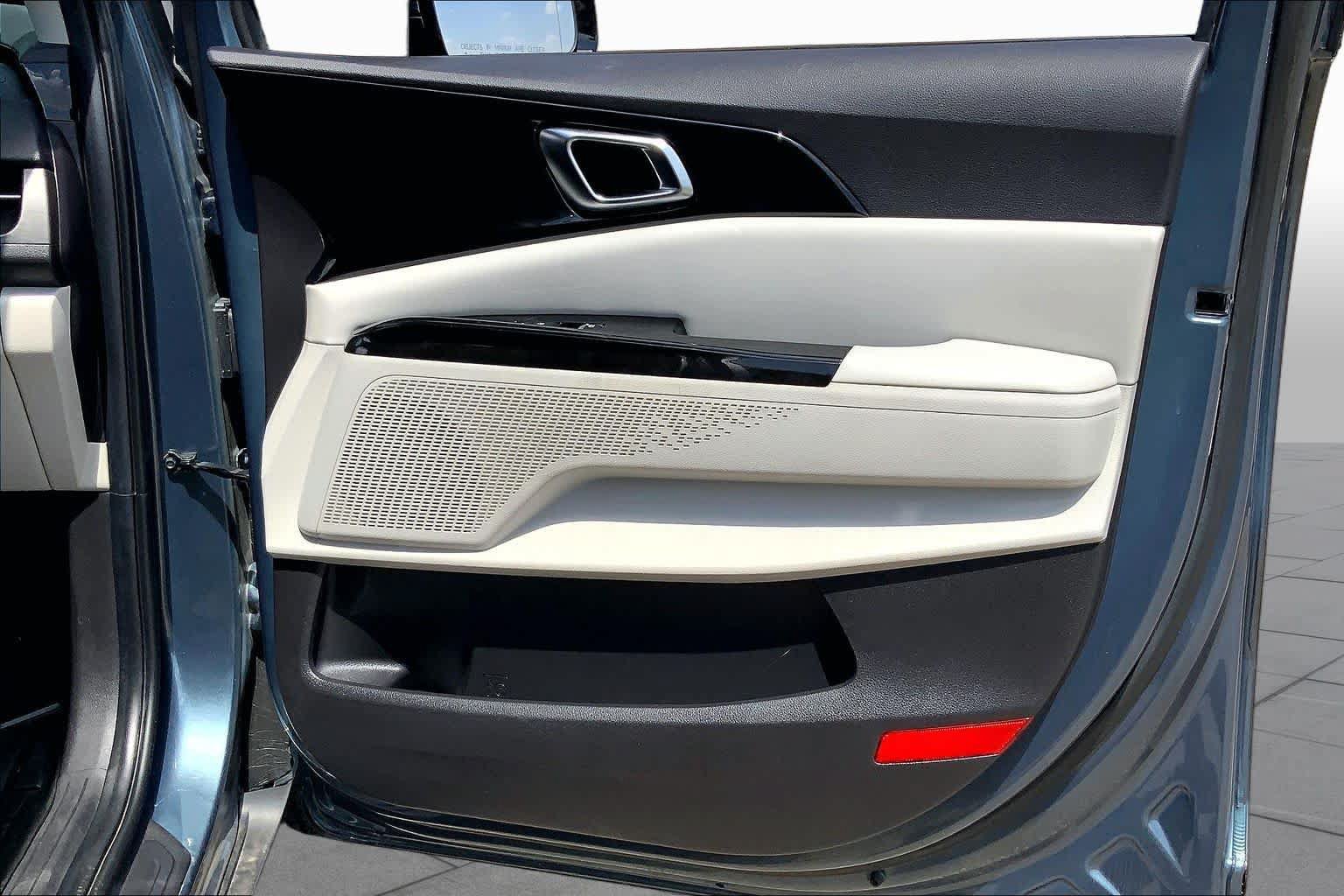 Used 2022 Kia Carnival EX FWD image 23
