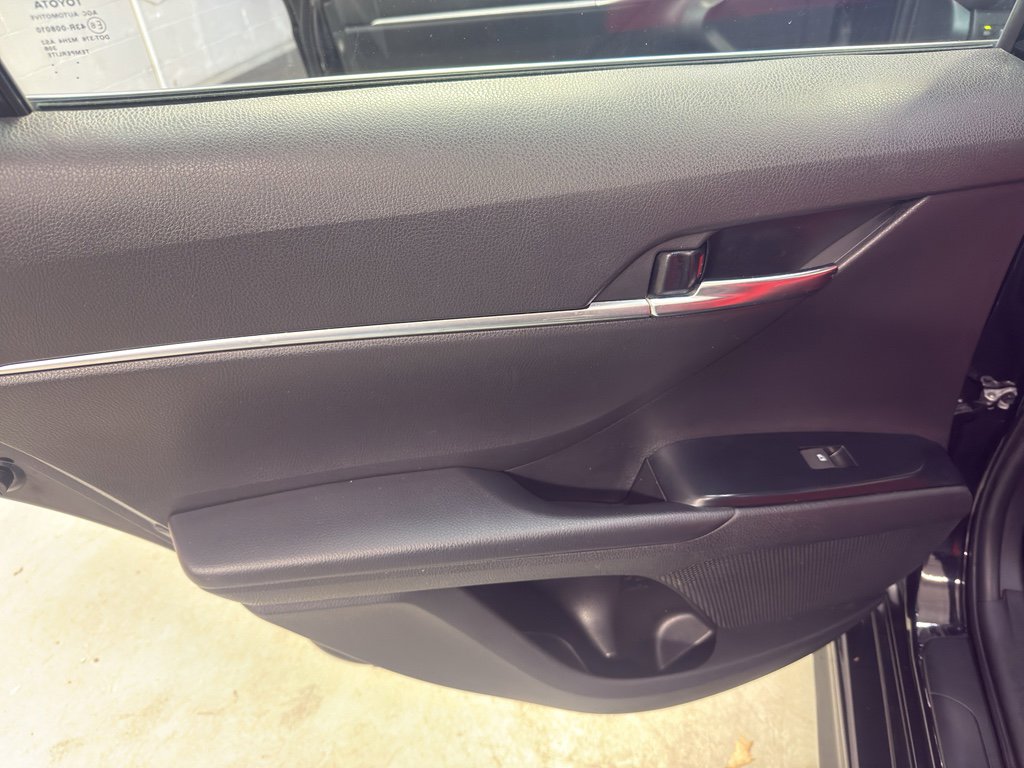 Used 2020 Toyota Camry SE w/ Sunroof Package image 28