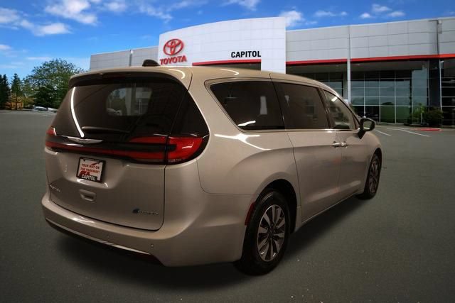 Used 2023 Chrysler Pacifica Touring-L FWD image 3