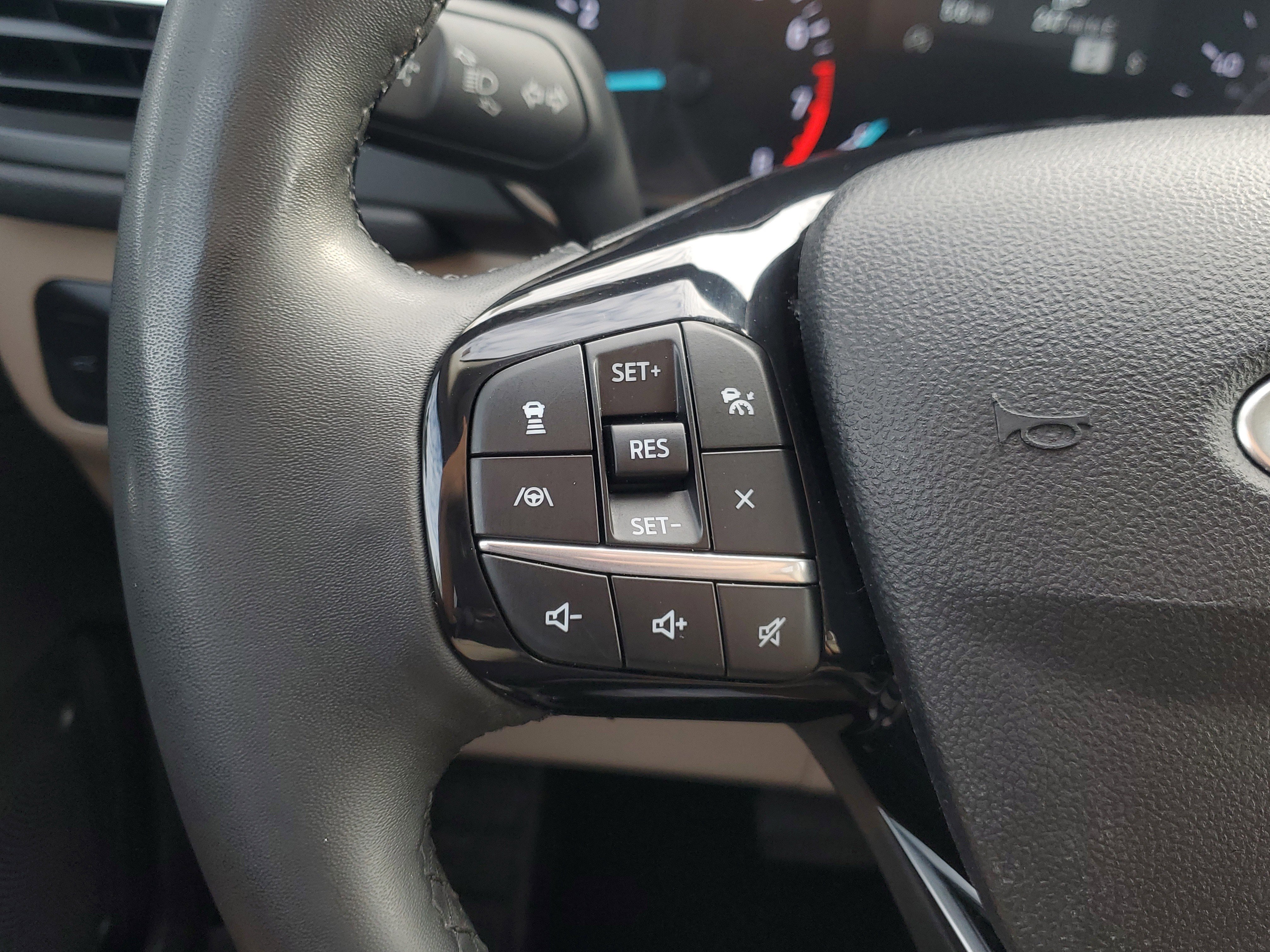 Used 2021 Ford Escape SE w/ SE Sport Appearance Package image 26