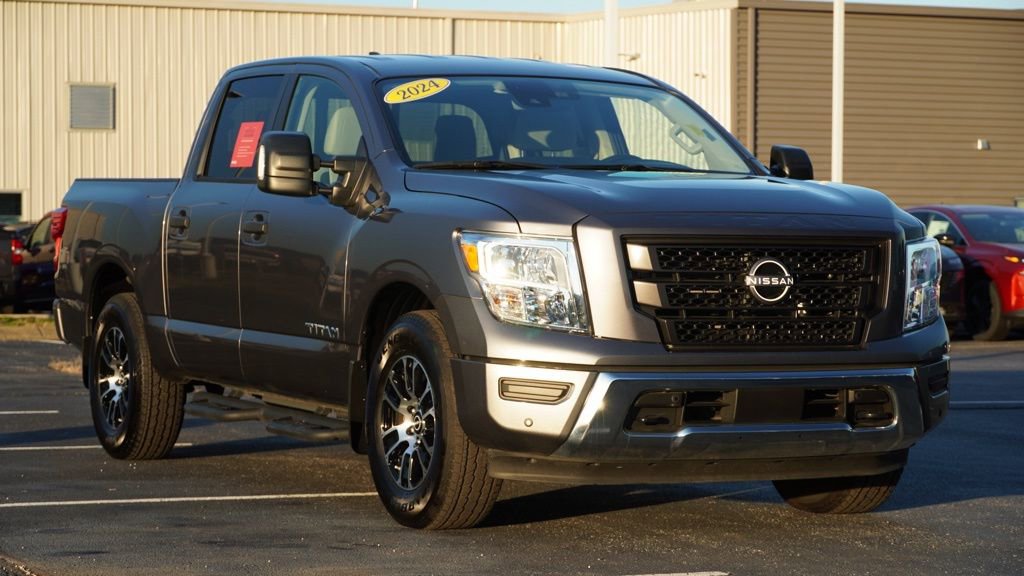 Used 2024 Nissan Titan SV w/ SV Convenience Package image 2