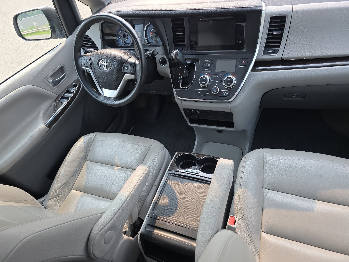 Used 2017 Toyota Sienna XLE FWD image 50