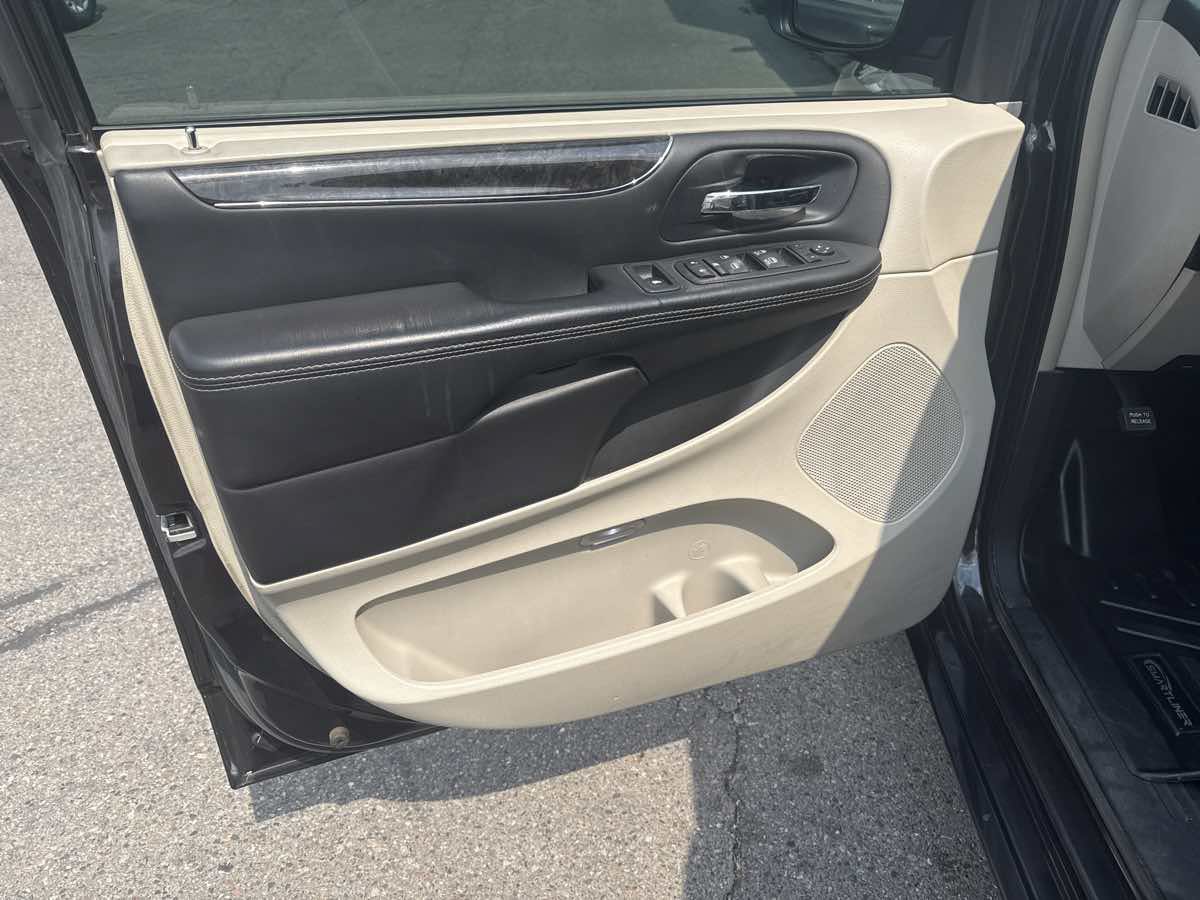 Used 2014 Chrysler Town & Country Touring FWD image 8