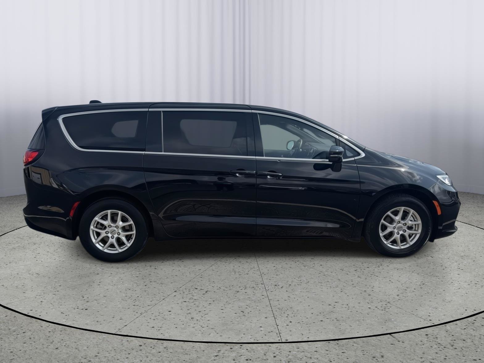 Used 2025 Chrysler Pacifica Select FWD image 5
