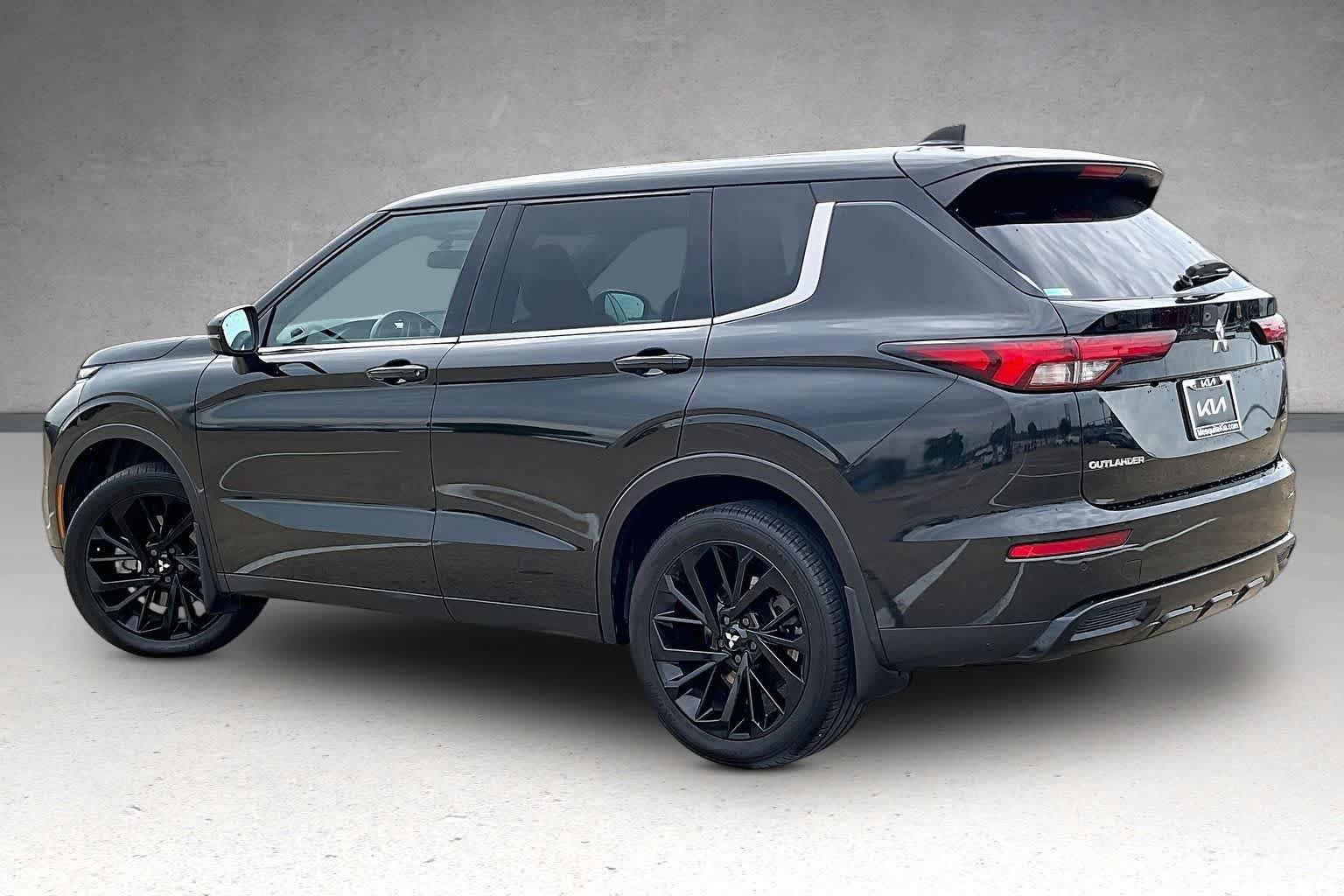 Used 2023 Mitsubishi Outlander SE Black Edition FWD image 4