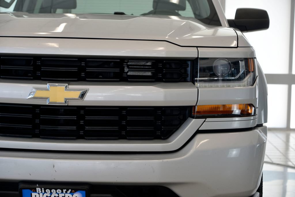 Used 2018 Chevrolet Silverado 1500 Custom w/ Custom Convenience Package AWD/4WD image 11