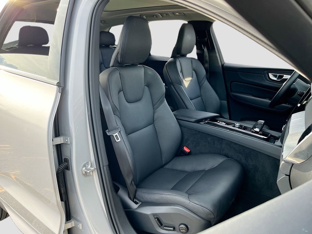 Used 2025 Volvo XC60 B5 Plus image 28