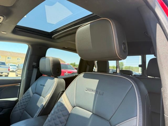 Used 2025 GMC Canyon Denali AWD/4WD image 15