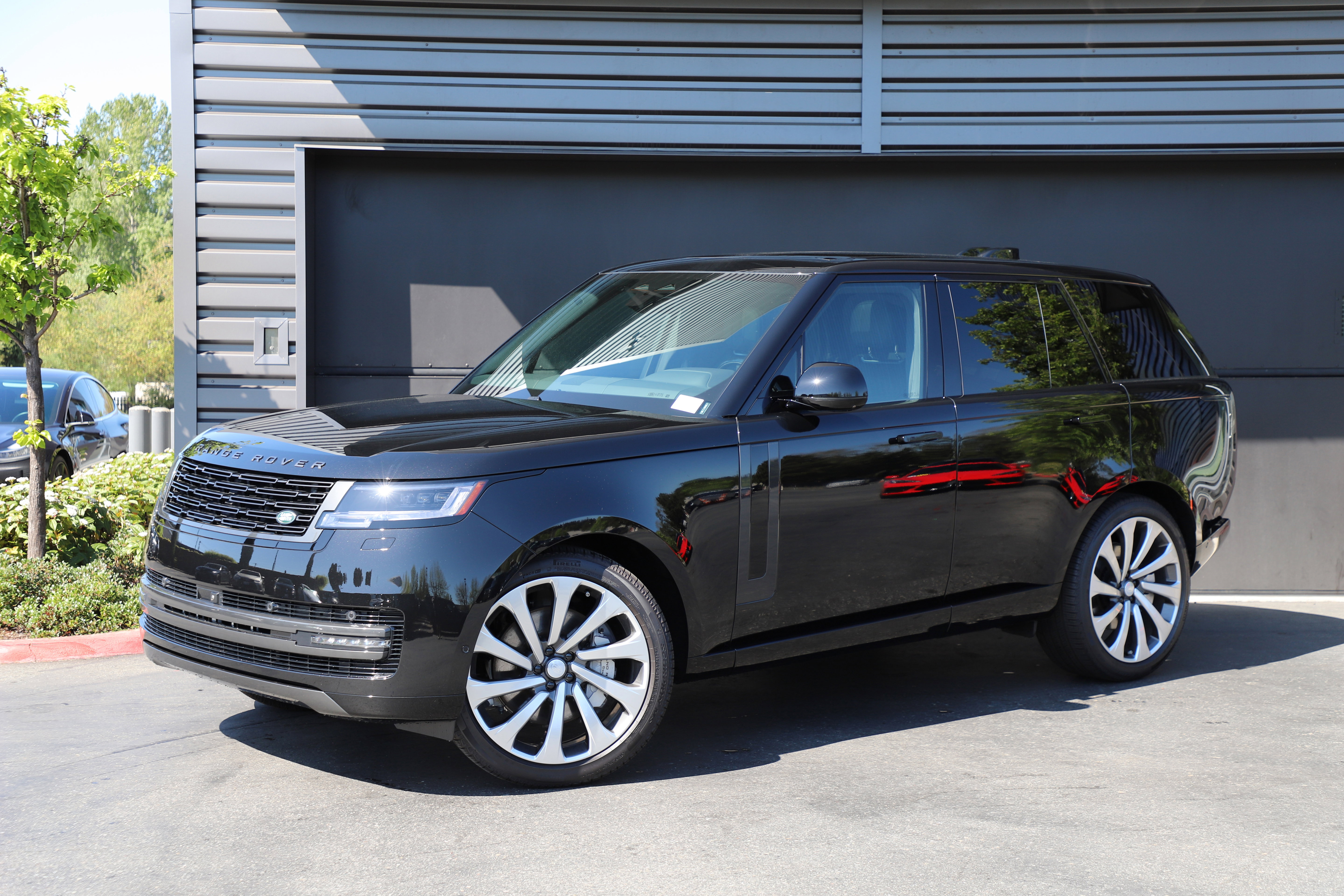New 2025 Land Rover Range Rover SE