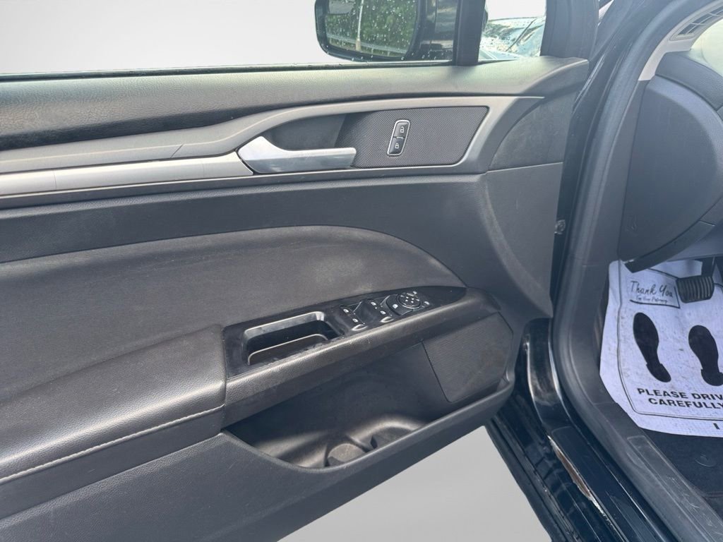 Used 2016 Ford Fusion SE FWD image 12