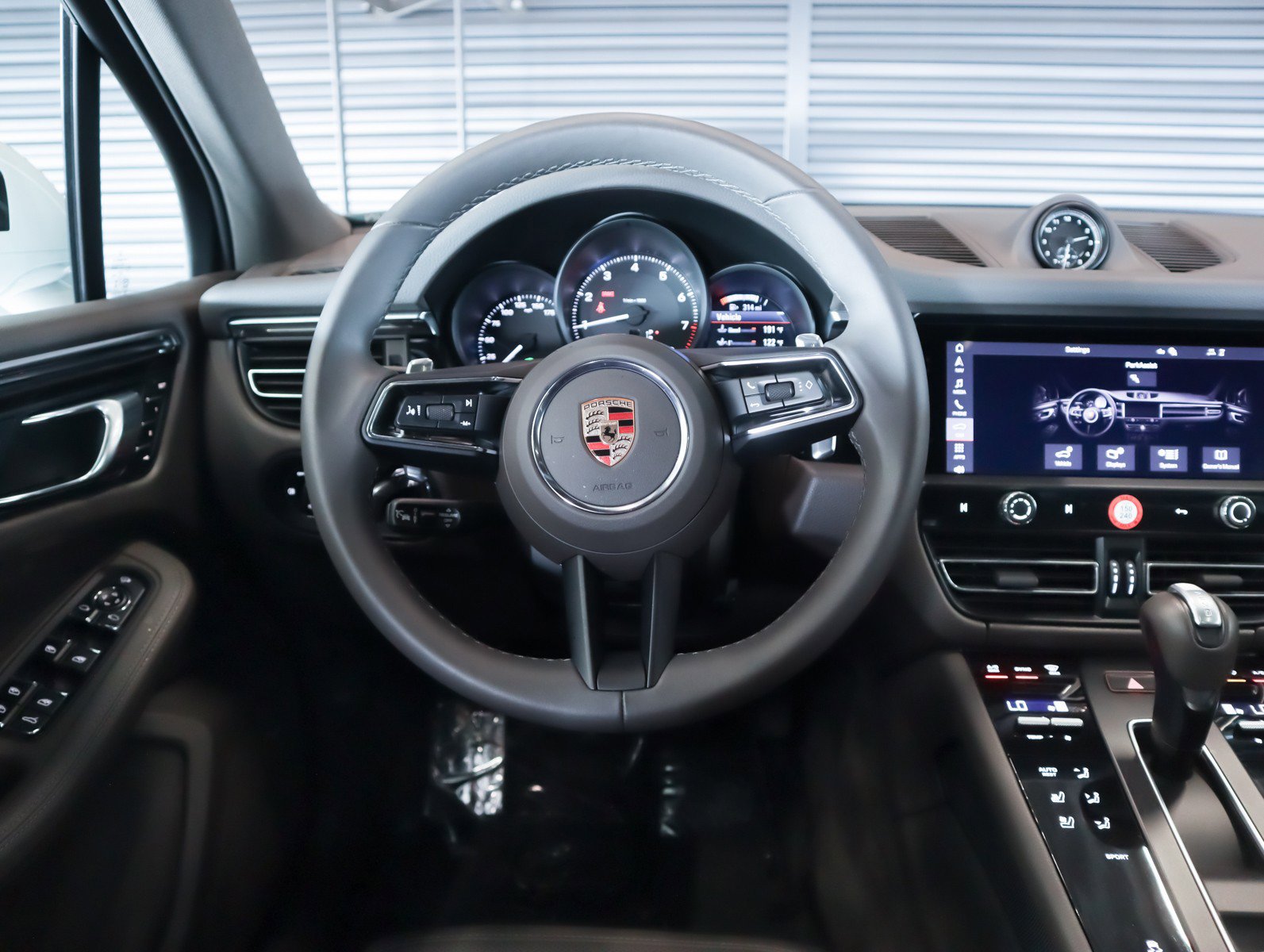 Certified 2025 Porsche Macan image 16