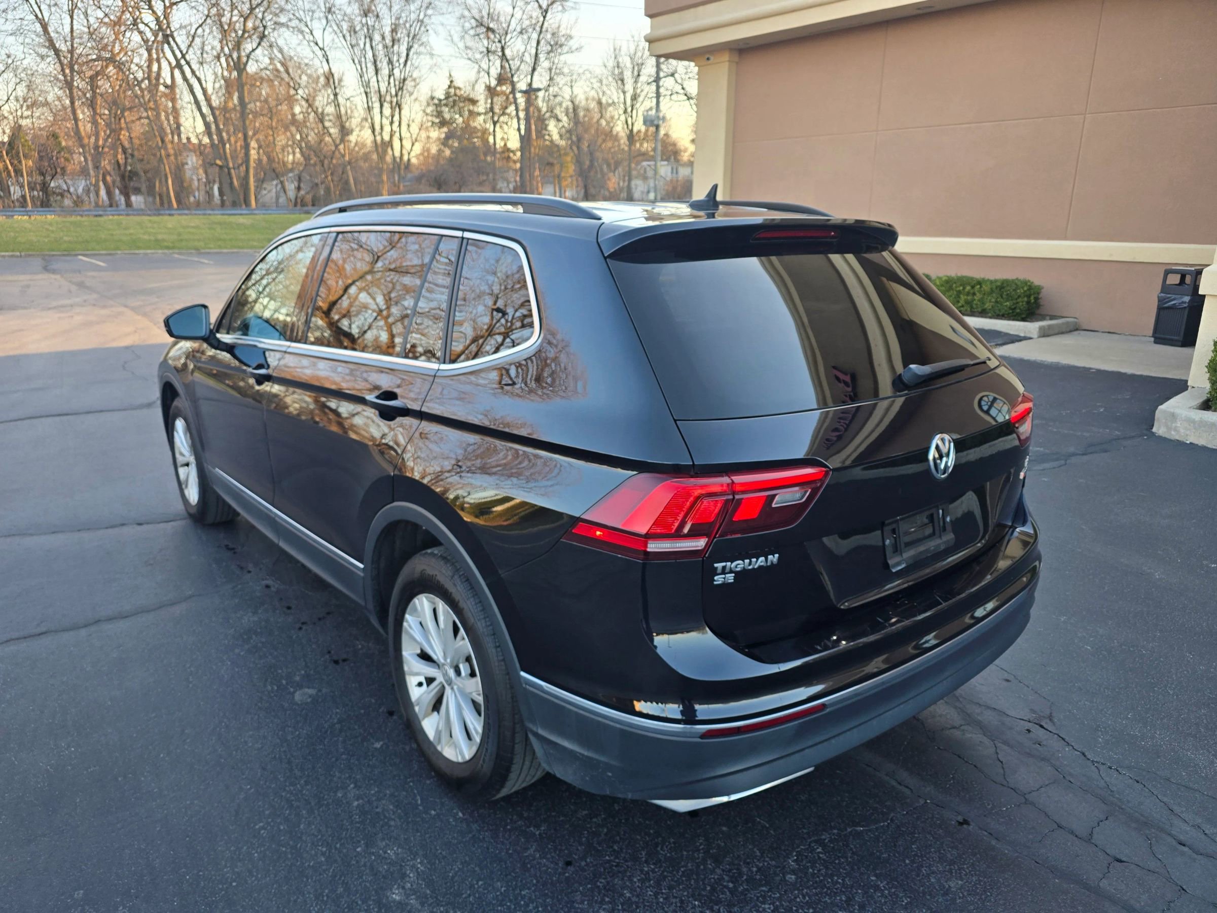 Used 2018 Volkswagen Tiguan SE w/ Panoramic Sunroof Package image 16
