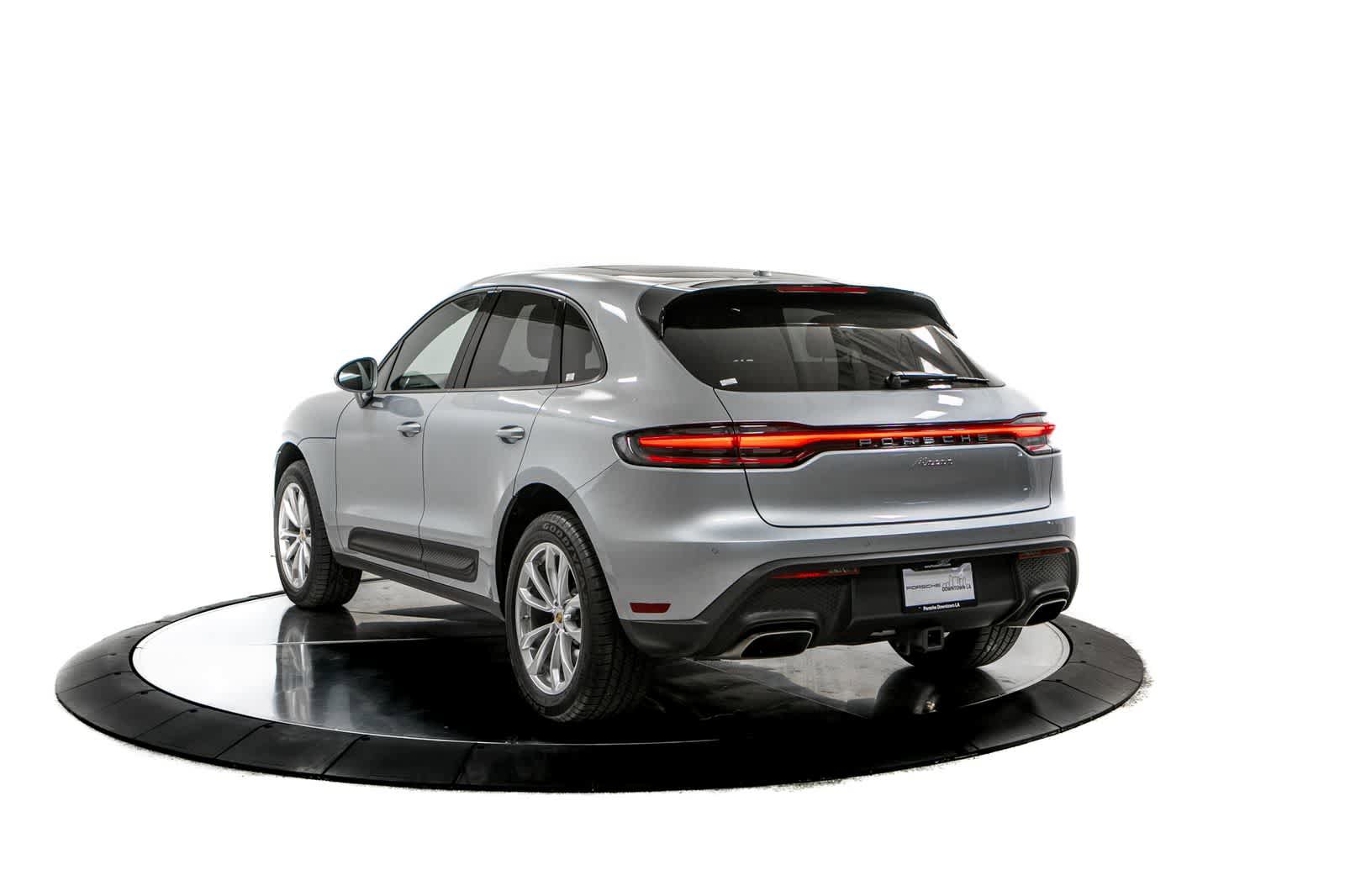 Certified 2024 Porsche Macan AWD/4WD image 3