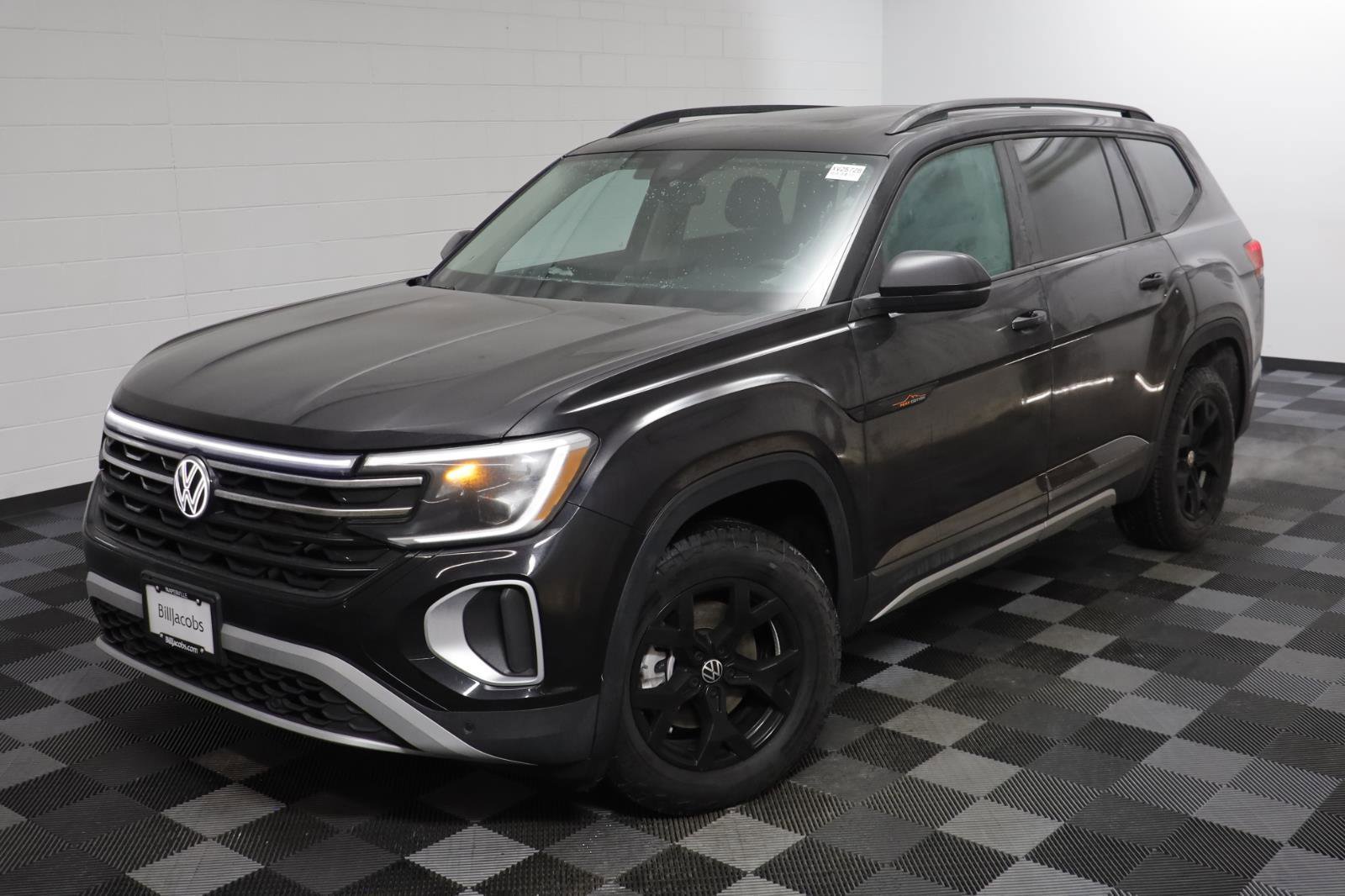 Used 2025 Volkswagen Atlas Peak Edition SE image 2